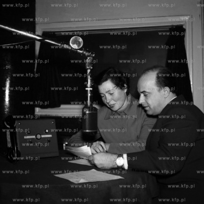 Dziennikarze Radia Gdańsk przy pracy w studiu radiowym....