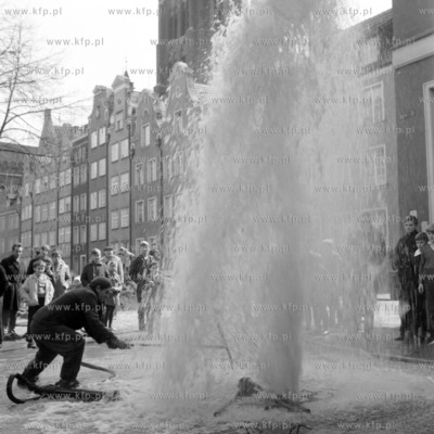 Awaria wodociągowa na skrzyżowaniu ulic Św. Ducha...