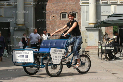 Aleksandra Mrozowska, wozi turystow riksza po starym...