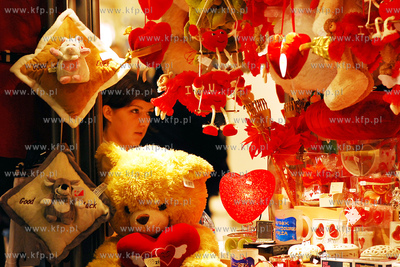 Zlote tarasy - kompleks wielofunkcyjny (biznesowo-handlowo-rozrywkowy)...