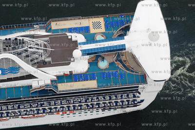 Gdynia z lotu ptaka. Nz. Wycieczkowiec STAR PRINCES...