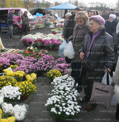 Swieto Zmarlych na szczecinskim cmentarzu centralnym.Jest...