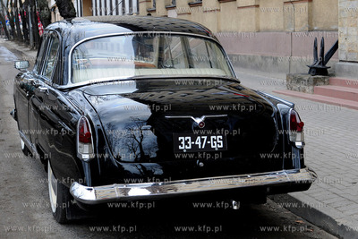 Czarna Wolga stojaca przed gmachem Dowodztwa Marynarki...