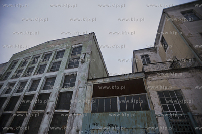 Zasniezone ulice Gdanska. Nz ruiny budynkow przy ulicy...