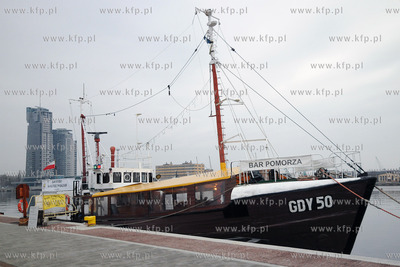 Gdynia. Bar Pomorza na dawnym kutrze rybackim zacumowanym...