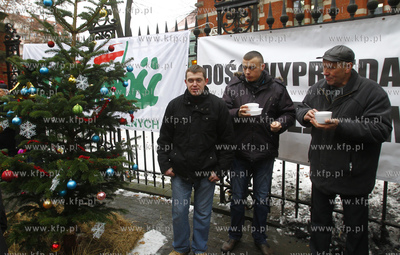 Szczecin. Wigilia rolnikow protestujacch przed siedziba...