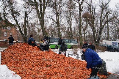 Protest przed Urzedem Skarbowym w Wejherowie. Okolo...
