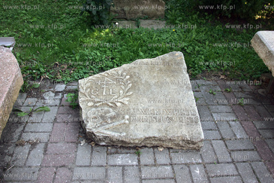 Woclawy - wies na Zulawach Gdanskich. Na zdjeciu płyty...