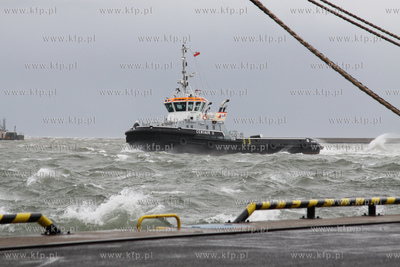 Sztorm w porcie Gdynia. Holownik Centaur II w awanporcie.
14.10.2009...