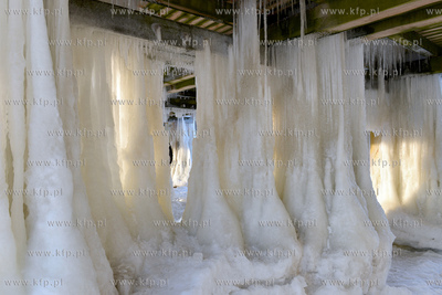 Gdynia Orlowo w zimowej szacie. Oblodzone filary orlowskiego...
