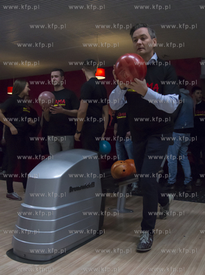 Slupsk. Prezydent Robert Biedron gral w kregle w  Kregielni...