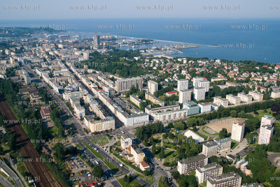 Centrum Gdyni z lotu ptaka. Widok w strone Portu. 16.07.2007...
