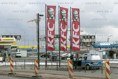 Samochód policji stojący na placu przed restauracją...