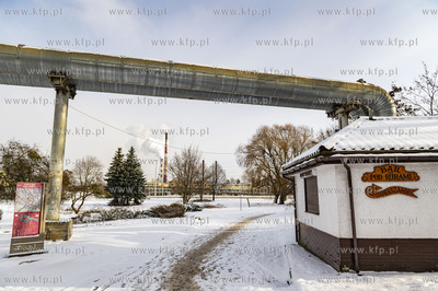 Gdańsk Wrzeszcz. Nz. Bar pod rurami przy wyjściu...