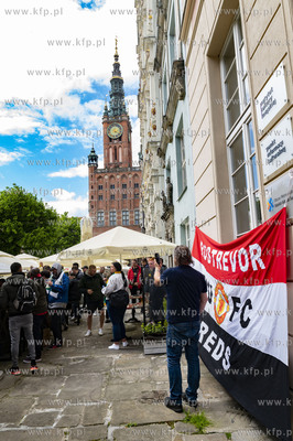 Kibice Manchester United bawią sie na ul. Długi Targ...