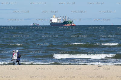Gdańsk Brzeźno. Wejście na plażę nr 41. Holowanie...