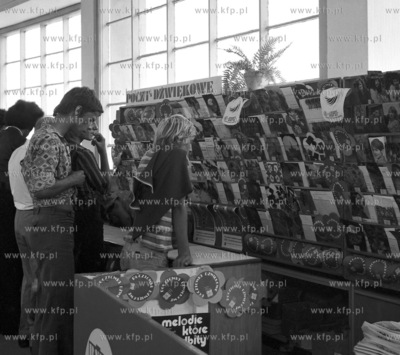 Stoisko z pocztowkami dzwiekowymi przy sopockim molo...