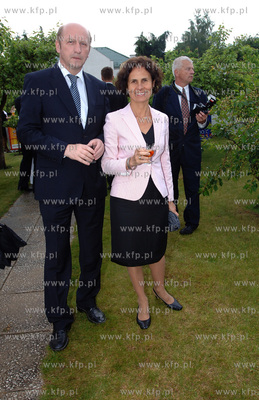 Imieniny Lecha i Danuty Walesy. Nz. w ogrodzie Maciej...