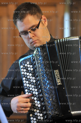 Pawel Nowak, akordeonista i kolekcjoner akordeonow....