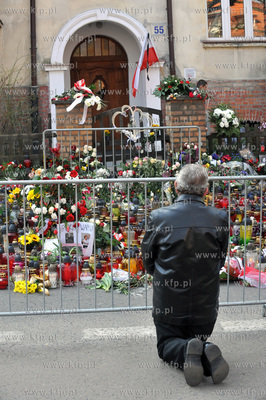 Sopot. Ul. Armii Krajowej 55. Ludzie skladaja kwiaty...