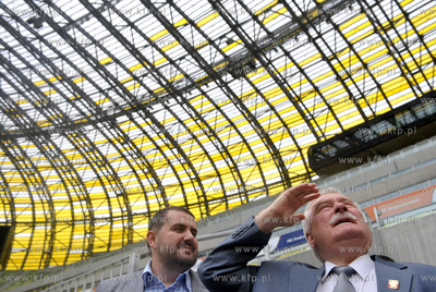 Prezydent Lech Walesa zwiedza stadion PGE Arena w Gdansku....