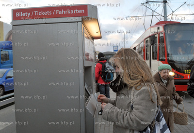 Automat bilotowy ZKM na przystanku Jaskowa Dolina na...