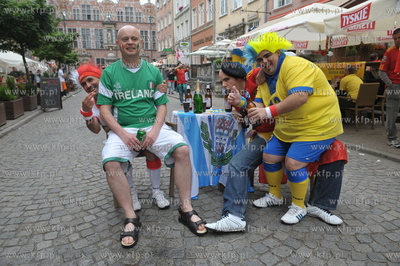 Gdansk, ul. Piwna. Irlandzcy i hiszpanscy kibice bawia...