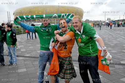 Gdansk. Hiszpanscy i irlandzcy kibice w drodze na PGE...