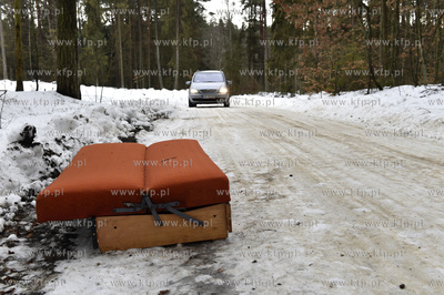 Stary tapczan porzucony na leśnej drodze pomiędzy...