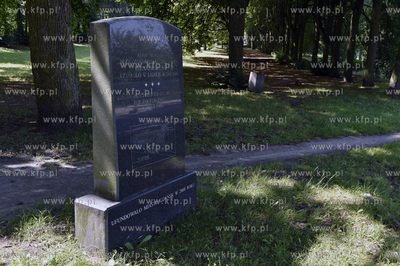 Obelisk upamiętniajacy teren byłego bezwyznaniowego...