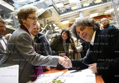 Gdansk. Centrum Handlowe Manhattan. Promocja albumu...