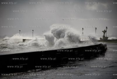 Gdynia. Bulwar nadmorski. Sztorm na Zatoce Gdanskiej....