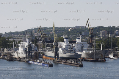 Gdynia. Stocznia Marynarki Wojennej. 17.06.2010 fot....