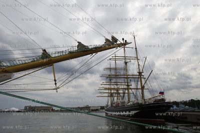 Zaglowce Mir i Kruzenshtern  cumuja w Gdyni przy nabrzezu...