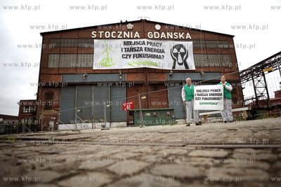 Stocznia Gdanska. Aktywisci Greenpeace rozwiesili na...