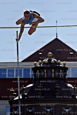 Sopot. 25 edycja turnieju Tyczka na Molo. Nz. skacze...