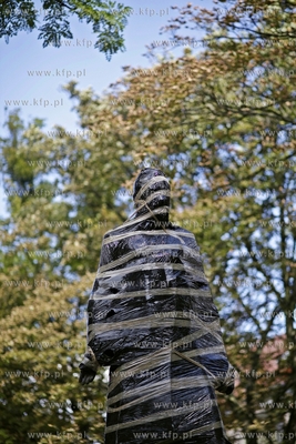 Na skwerze przed kosciolem sw. Brygidy postawiono pomnik...