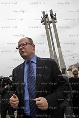 Gdansk. Zlozenie kwiatow pod pomnikiem Poleglych Stoczniowcow...