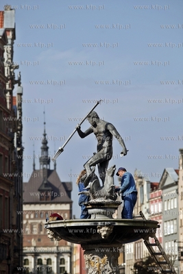 Gdansk. Czyszczenie i konserwacja fontanny Neptuna...