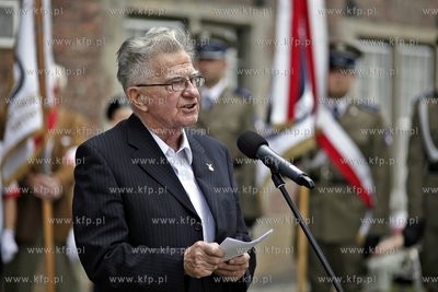 Odsloniecie tablicy upamietniajcej fakt, ze w budynku...