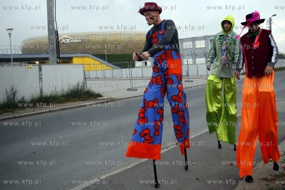 Gdansk Letnica. Parada szczudlarzy, ktora miala na...