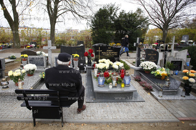 Cmentarz komunalny przy ul. Spokojnej w Pruszczu Gdanskim.
01.11.2013
fot....