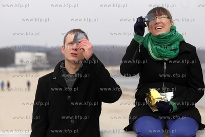 Sopot. Ludzie oglądają zaćmienie słońca na molo.
20.03.2015
fot....