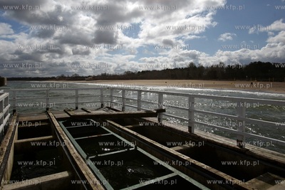 Silny wiatr nad Zatoką Gdańska. Nz. molo w Gdańsku...