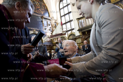 Dwor Artusa. Uroczysta sesja Rady Miasta Gdanska. Wreczenie...