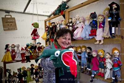 Gdańsk. Jarmark św. Dominika. Nz. stoisko z lalkami...