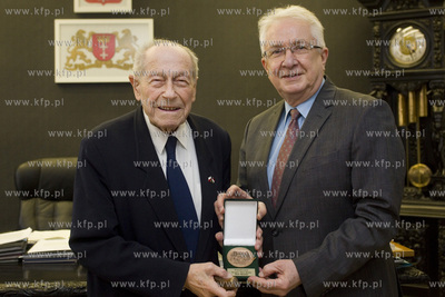 UM Gdańska. Prezydent Paweł Adamowicz wręczył medal...