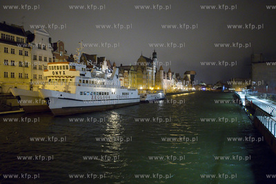 Gdańsk. Wysoki woziom wód Motławy, który jest efektem...