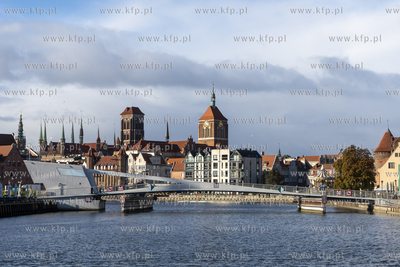 Gdańsk. Widok na zwodzoną kładkę i na Rybackie...
