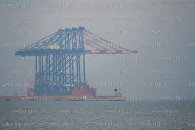 Statek Zhen Hua 36 z czterema potężnymi suwnicami...